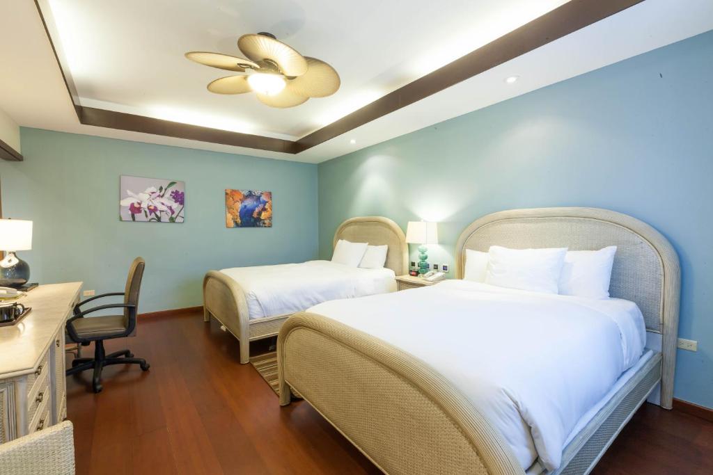 Surfrider Resort Hotel