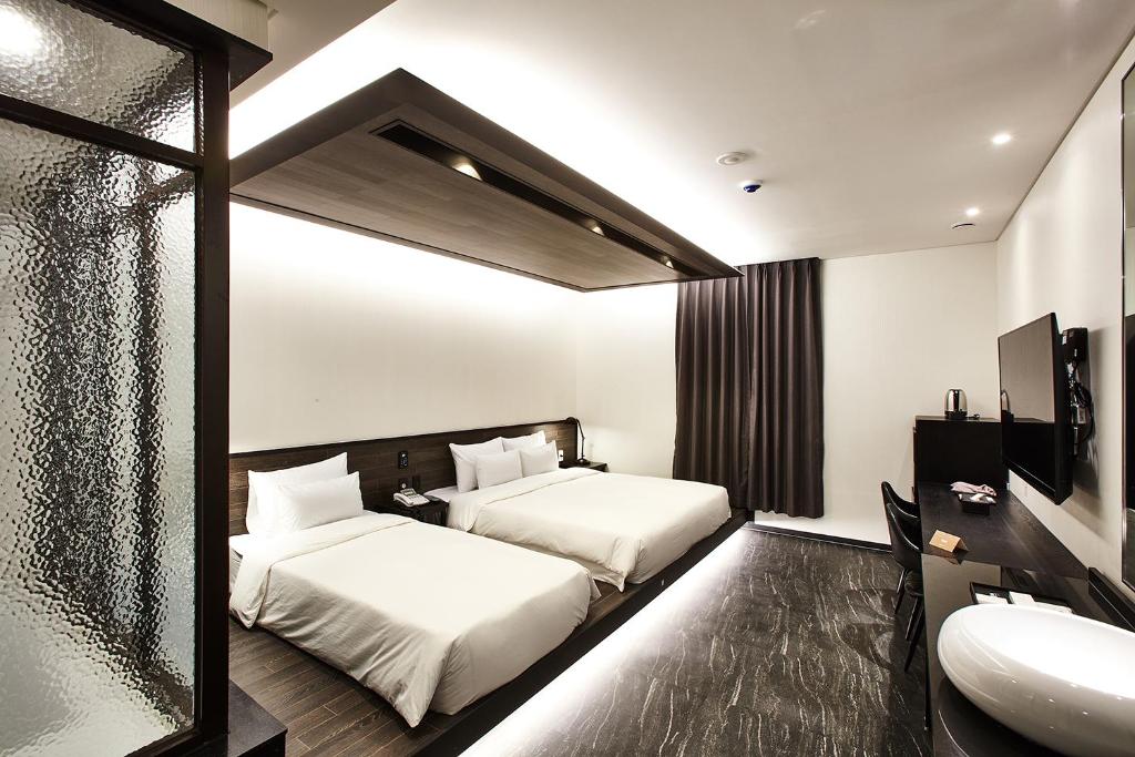 Hotel Wanted