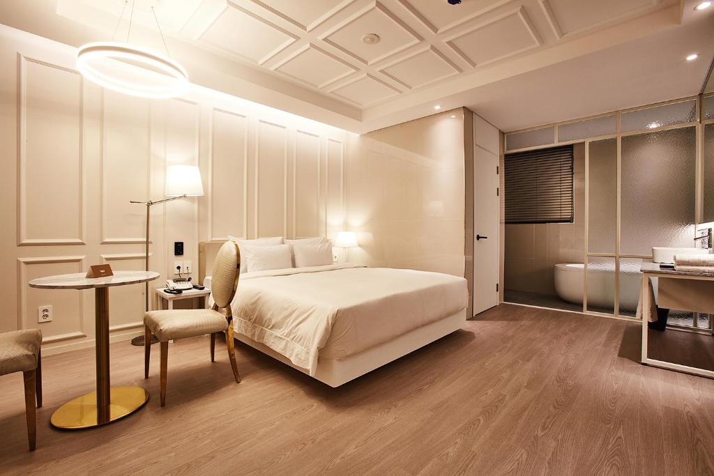 Hotel Wanted