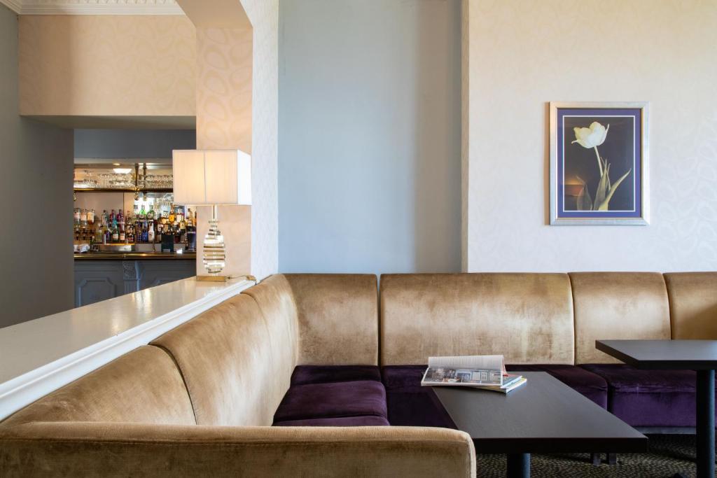 County Hotel