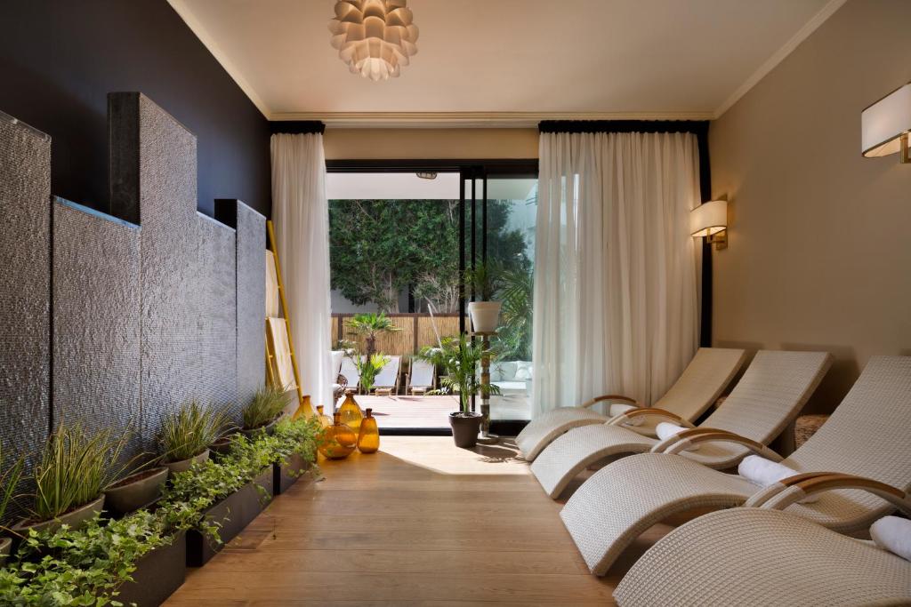 Brown Beach House Boutique Hotel