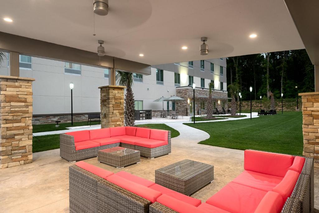 HOLIDAY INN EXPRESS AND SUITES CHARLOTTE AIRPORT