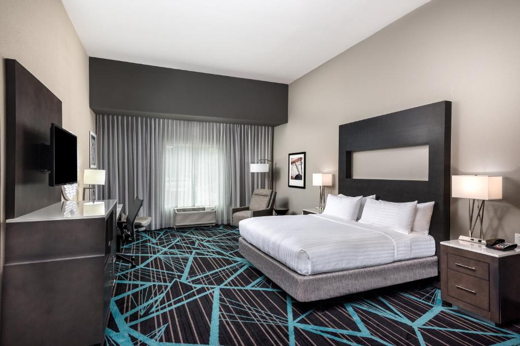 HOLIDAY INN EXPRESS AND SUITES CHARLOTTE AIRPORT