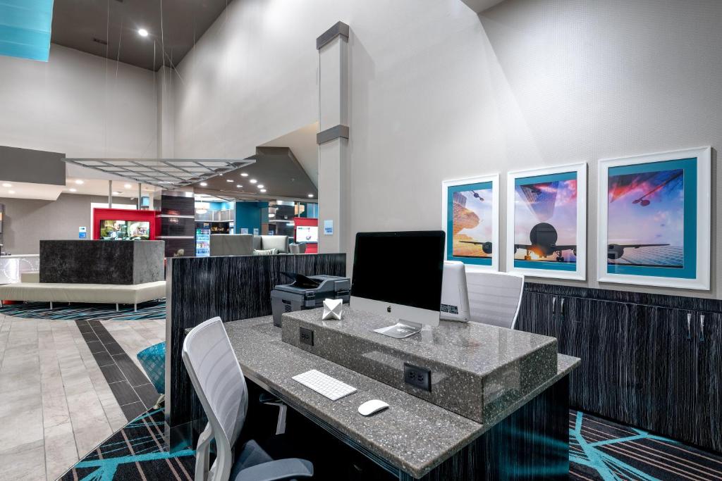 HOLIDAY INN EXPRESS AND SUITES CHARLOTTE AIRPORT