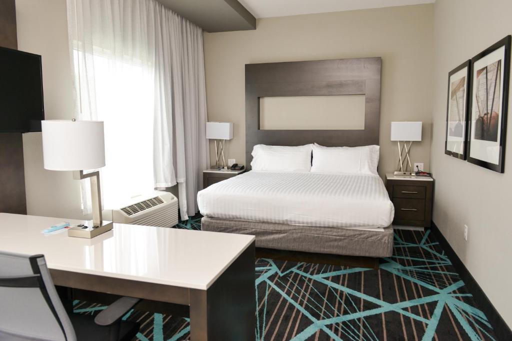 HOLIDAY INN EXPRESS AND SUITES CHARLOTTE AIRPORT