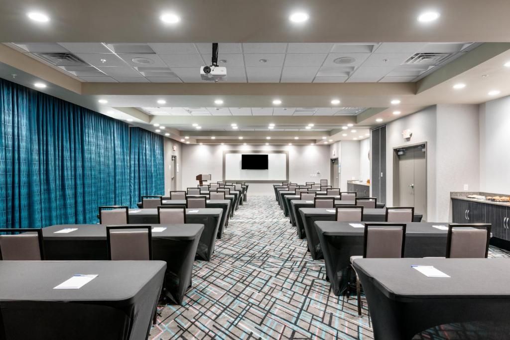 HOLIDAY INN EXPRESS AND SUITES CHARLOTTE AIRPORT