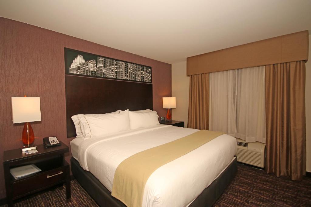 Holiday Inn Express and Suites Charlotte North