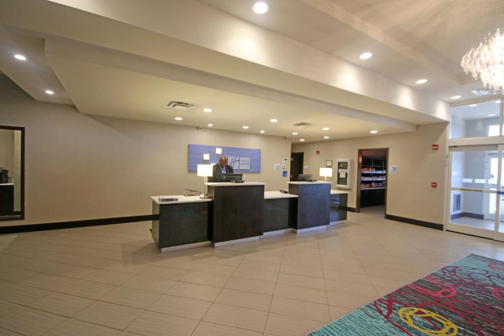 Holiday Inn Express and Suites Charlotte North