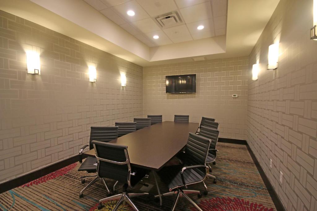 Holiday Inn Express and Suites Charlotte North