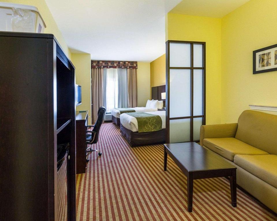 Days Inn and Suites by Wyndham Houston / West Energy Corridor