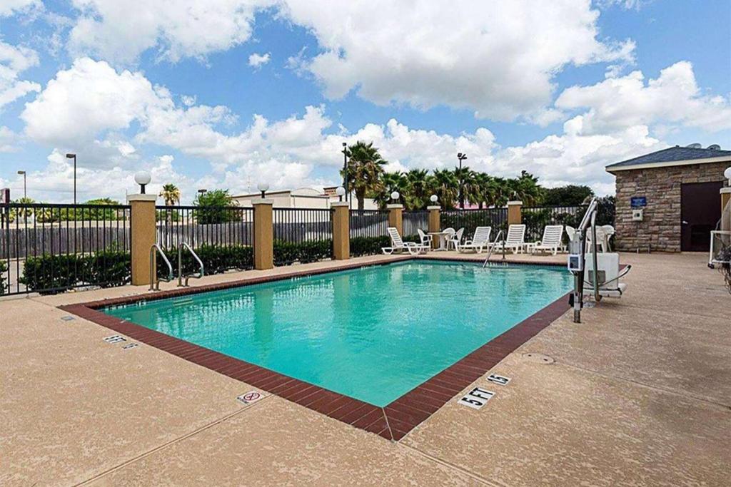 Days Inn and Suites by Wyndham Houston / West Energy Corridor