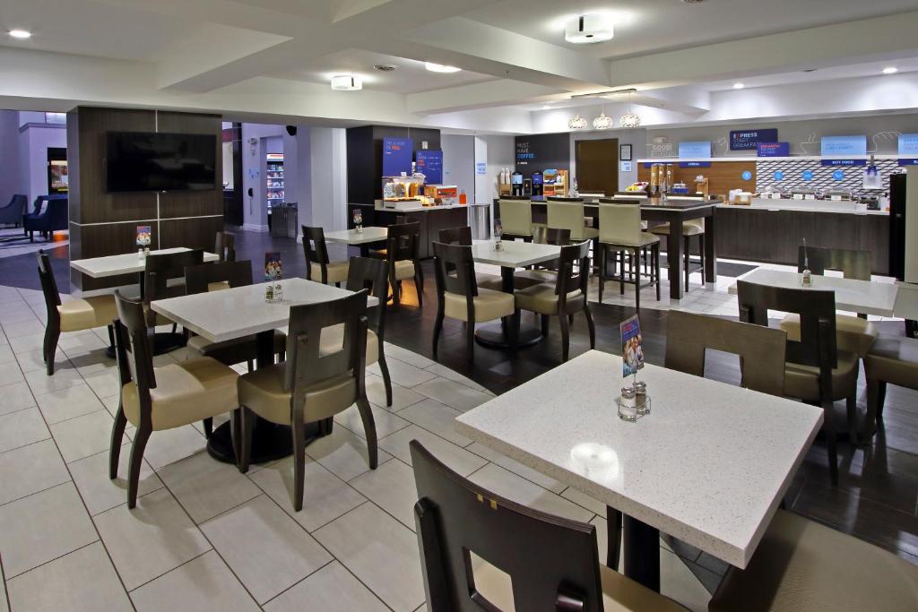 Holiday Inn Express and Suites Houston Intercontinental Arpt