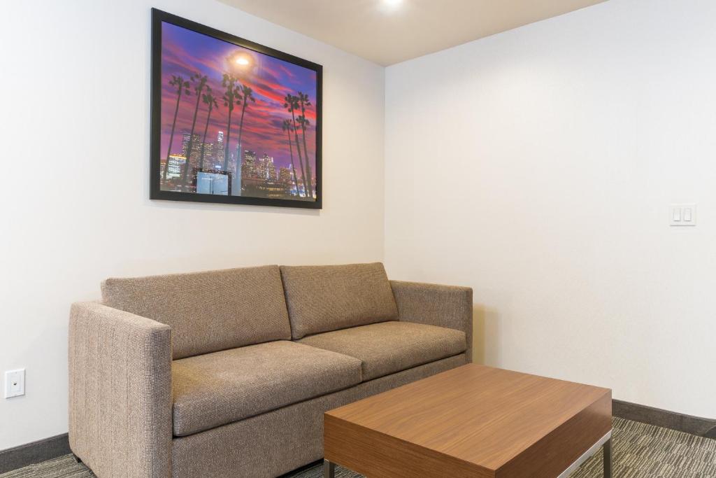 Holiday Inn Express Hollywood Walk of Fame, an IHG Hotel