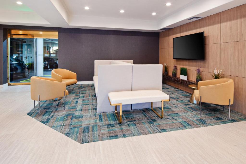 Holiday Inn Express Hollywood Walk of Fame, an IHG Hotel