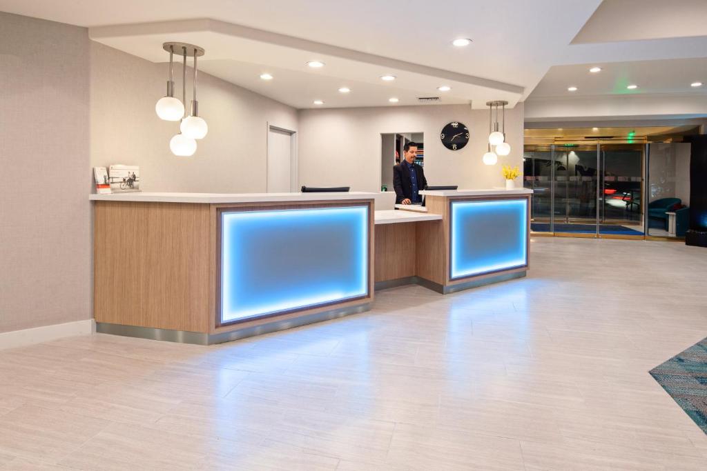 Holiday Inn Express Hollywood Walk of Fame, an IHG Hotel