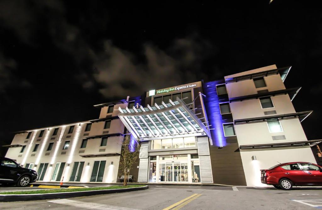 Holiday Inn Express and Suites Miami Airport East
