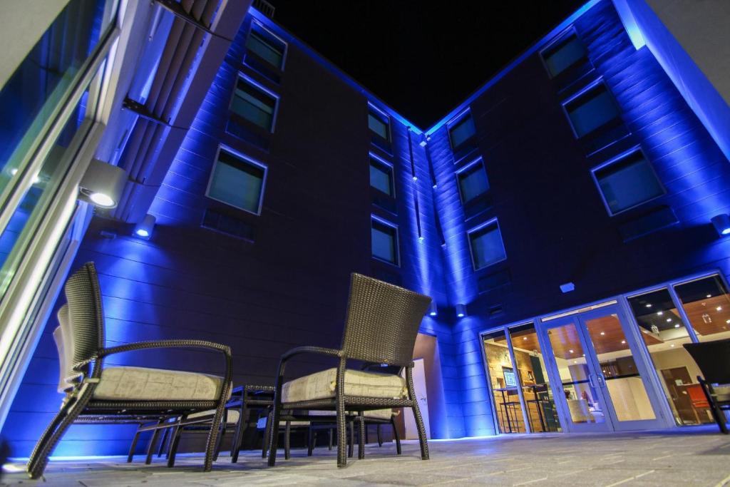 Holiday Inn Express and Suites Miami Airport East