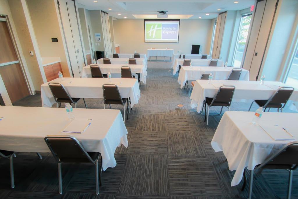 Holiday Inn Express and Suites Miami Airport East