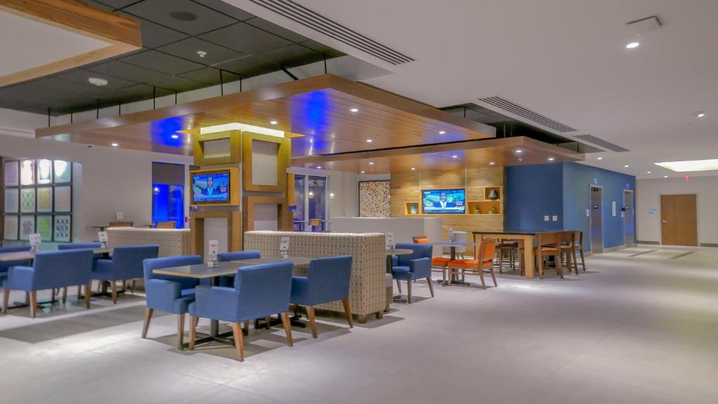 Holiday Inn Express and Suites Miami Airport East