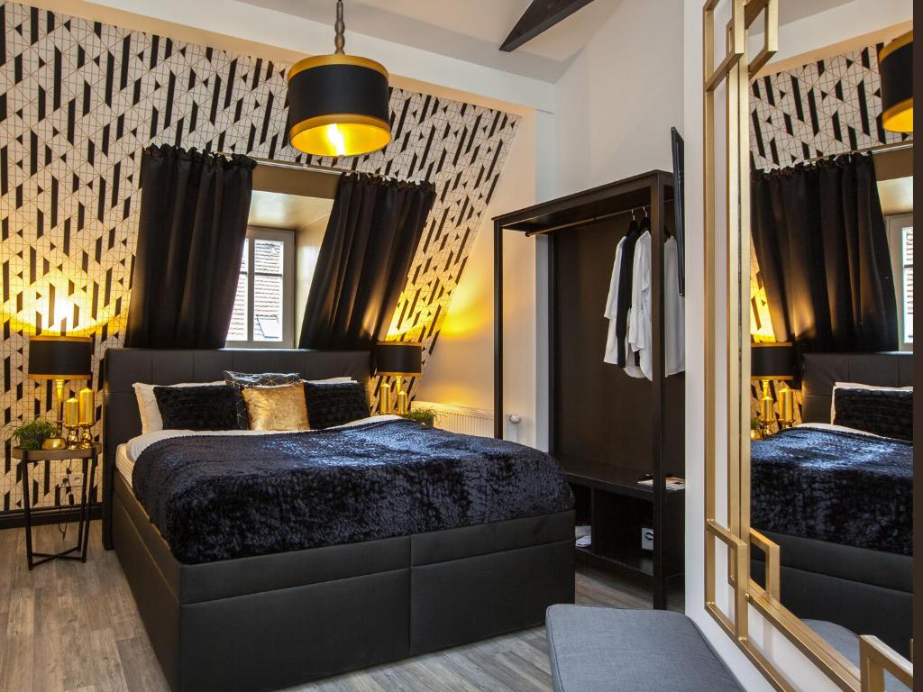 Golden Prague Rooms
