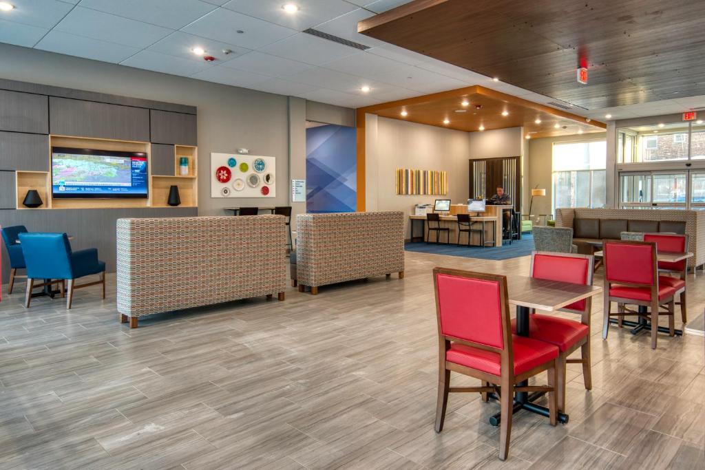 HOLIDAY INN EXPRESS AND SUITES OMAHA DOWNTOWN - AIRPORT