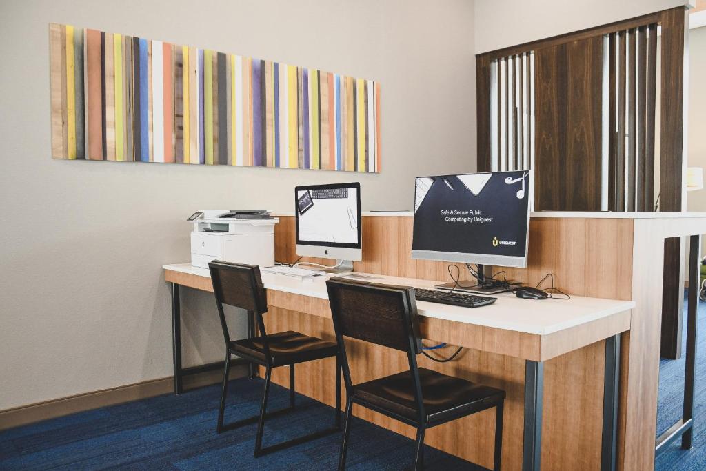 HOLIDAY INN EXPRESS AND SUITES OMAHA DOWNTOWN - AIRPORT