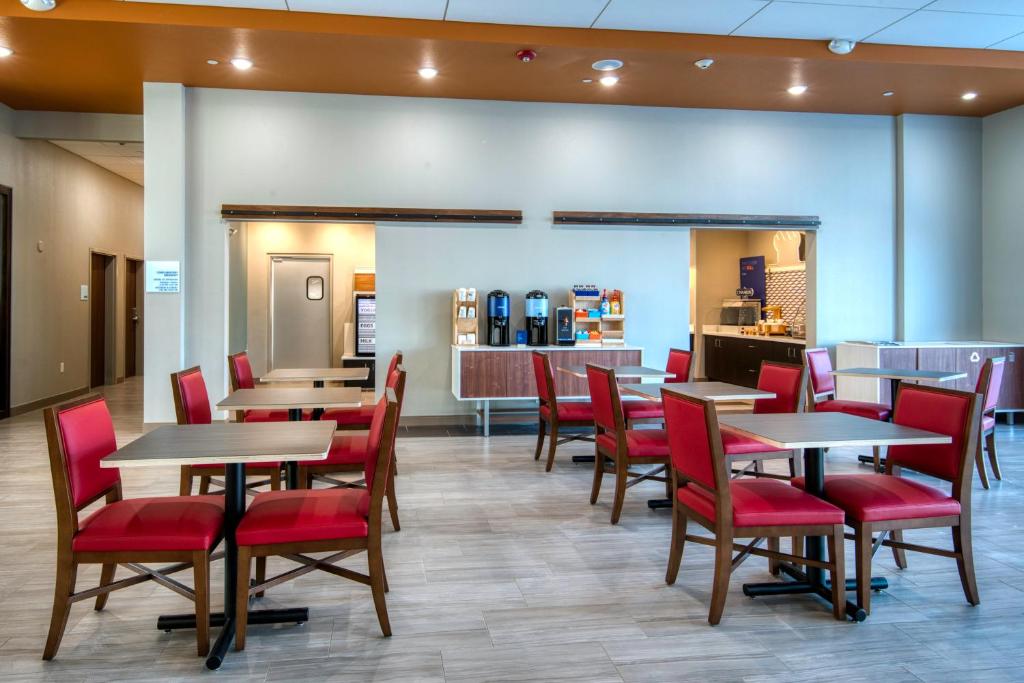 HOLIDAY INN EXPRESS AND SUITES OMAHA DOWNTOWN - AIRPORT