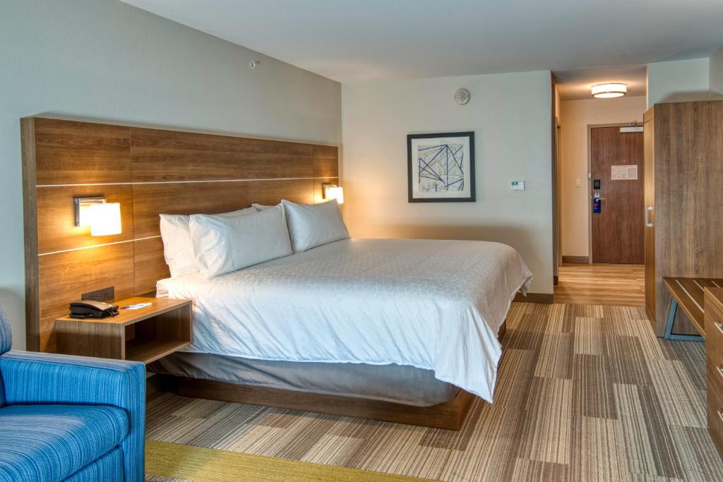 HOLIDAY INN EXPRESS AND SUITES OMAHA DOWNTOWN - AIRPORT