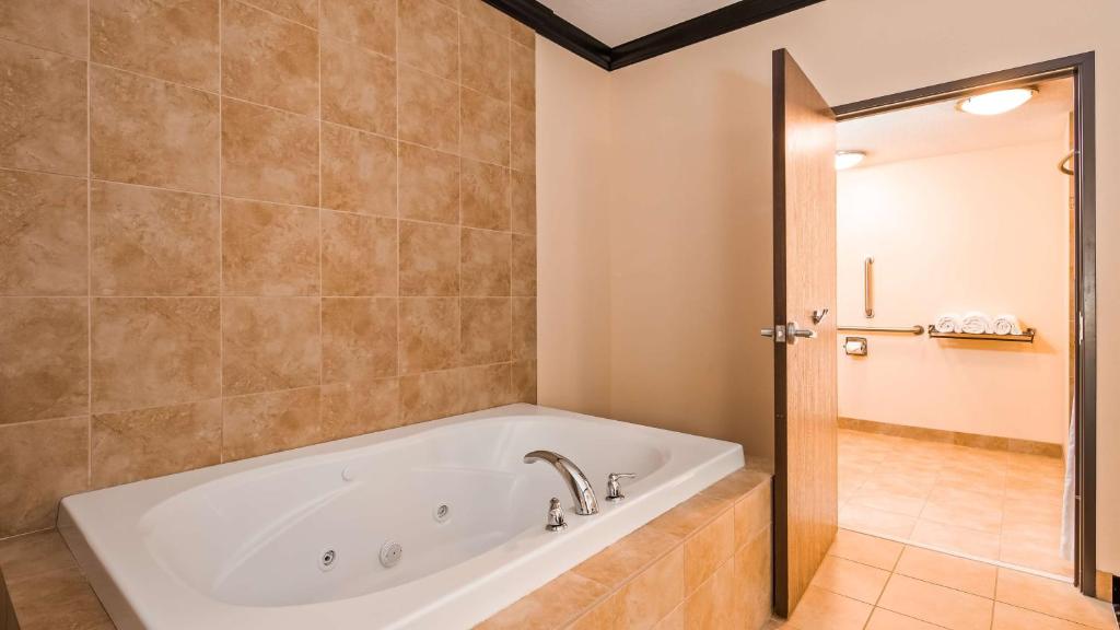 BEST WESTERN PLUS Airport Inn and Suites