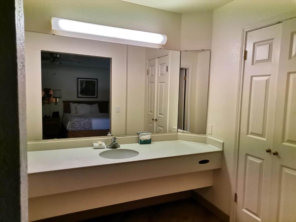 Super 8 by Wyndham San Antonio Near SeaWorld Ingram Park