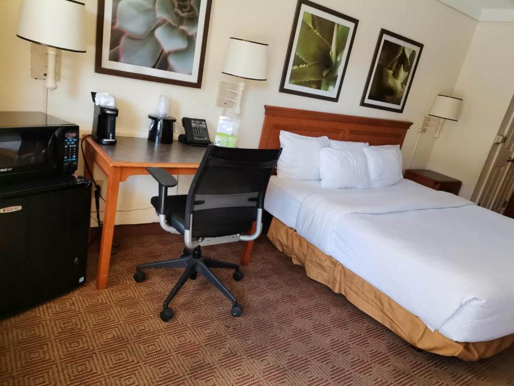 Super 8 by Wyndham San Antonio Near SeaWorld Ingram Park