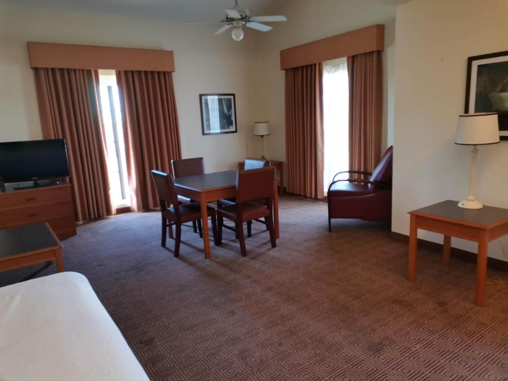 Super 8 by Wyndham San Antonio Near SeaWorld Ingram Park