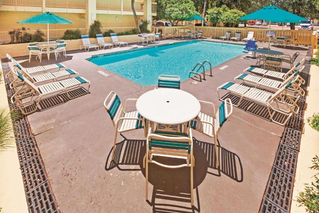 Super 8 by Wyndham San Antonio Near SeaWorld Ingram Park