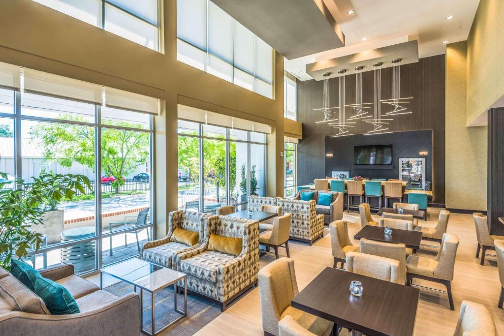 HAMPTON INN AND SUITES TALLAHASSEE CAPITOL - UNIVERSITY