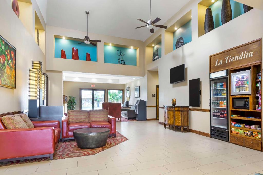 Best Western Rose Garden Inn & Suites