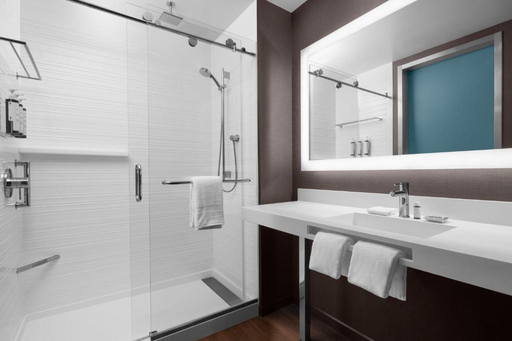 AC Hotel Vancouver Waterfront