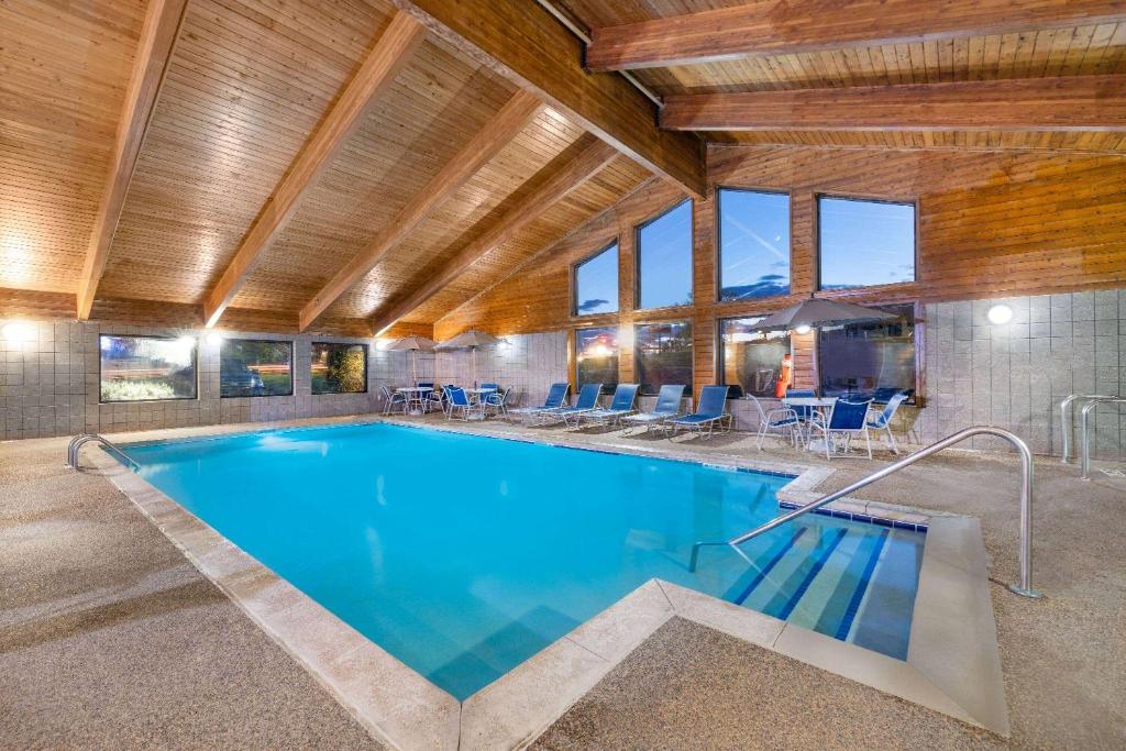 AmericInn by Wyndham Dickinson