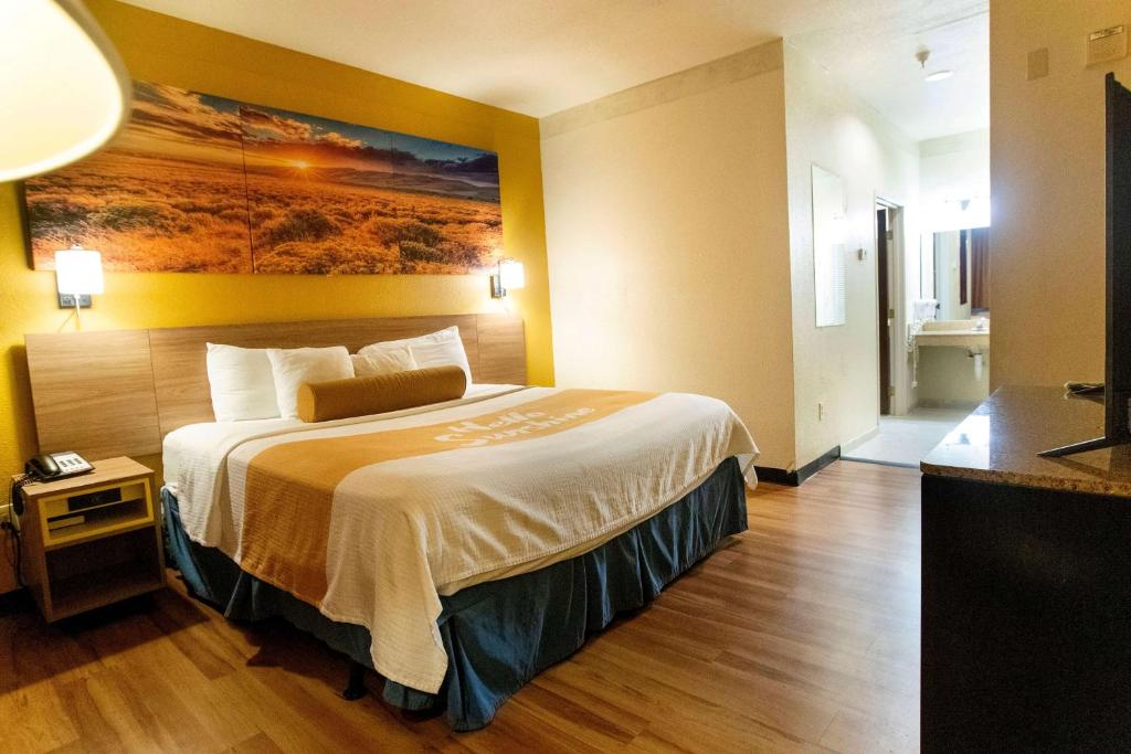 Days Inn & Suites by Wyndham Houston North/Aldine
