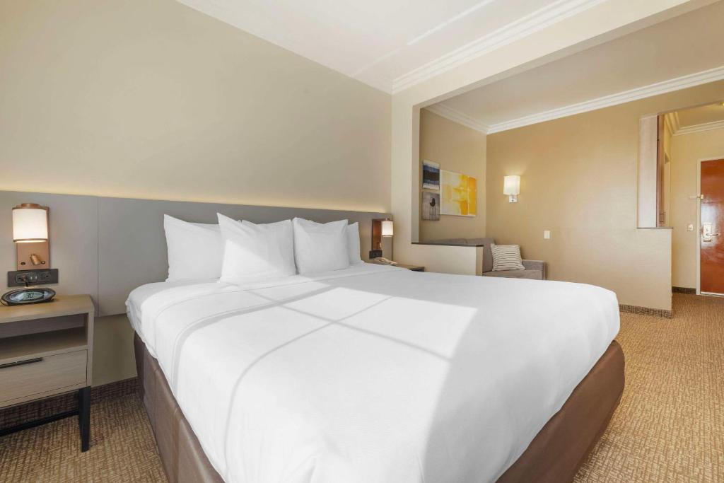 Comfort Suites Oceanside Camp Pendleton Area