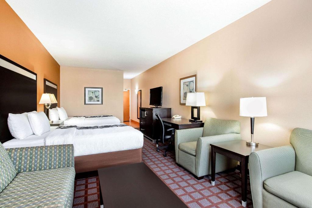 La Quinta Inn & Suites by Wyndham Indianapolis Airport West
