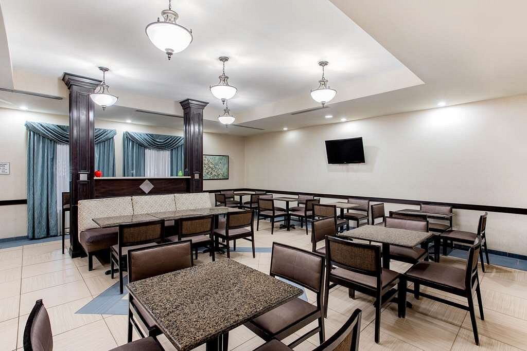 La Quinta Inn & Suites by Wyndham Indianapolis Airport West