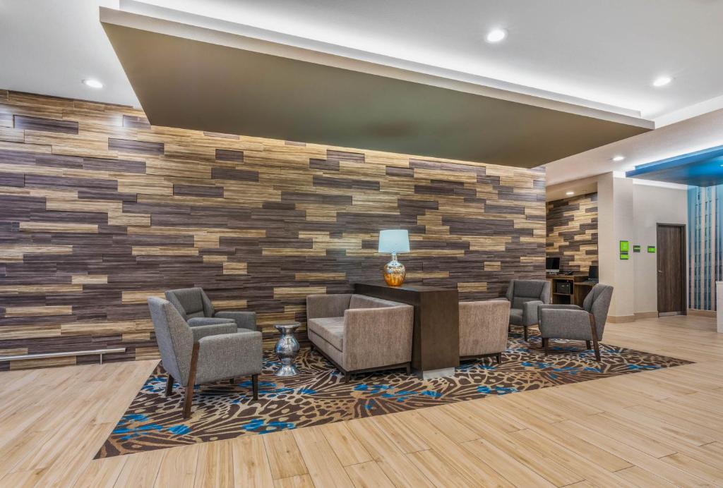 La Quinta Inn & Suites by Wyndham Houston Spring South