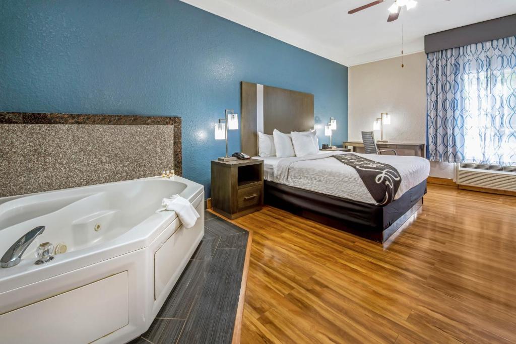 La Quinta Inn & Suites by Wyndham Kingwood Houston IAH Airpt