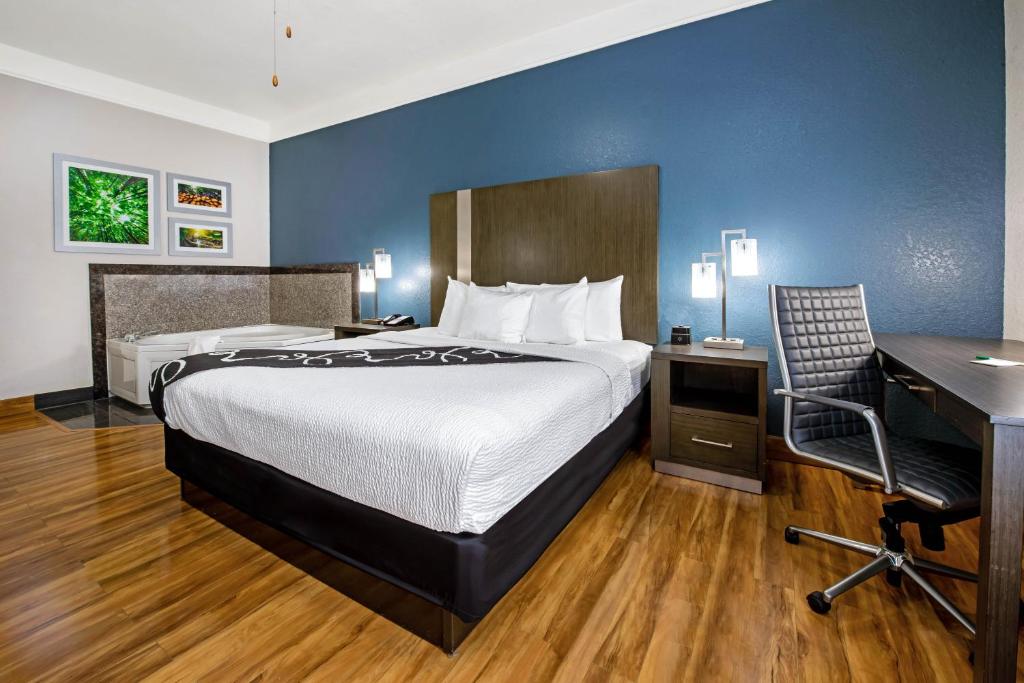 La Quinta Inn & Suites by Wyndham Kingwood Houston IAH Airpt