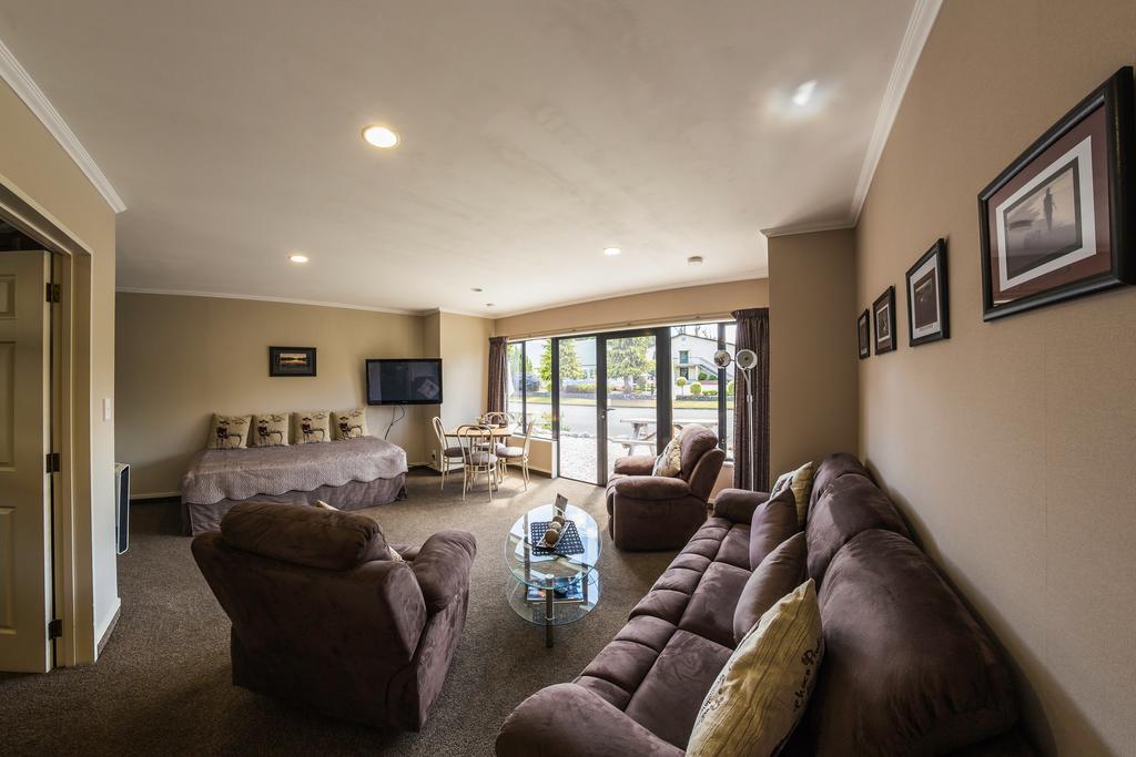 Lakefront Lodge