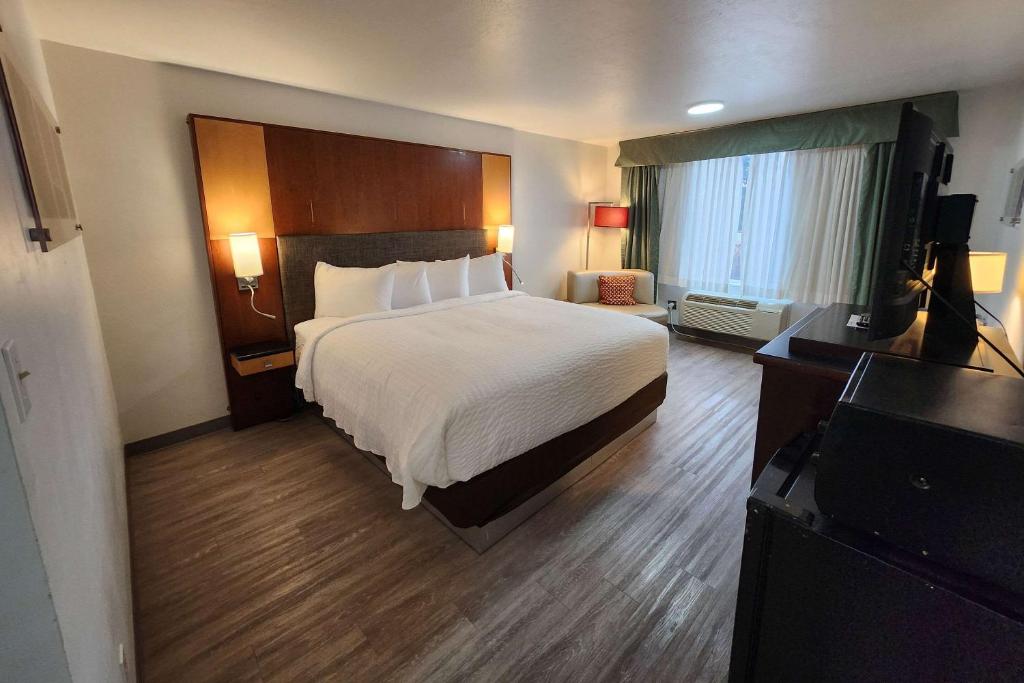 LE RITZ HOTEL & SUITES