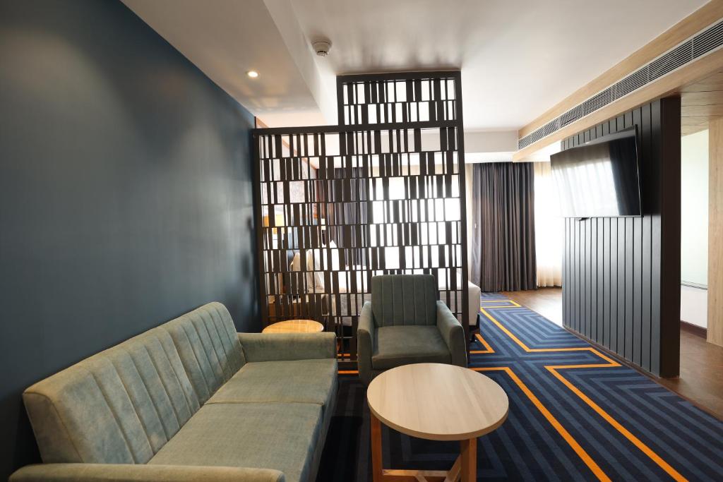 HOLIDAY INN EXPRESS AND SUITES JAIPUR GOPALPURA