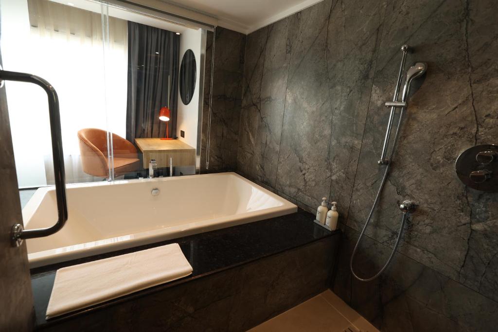 HOLIDAY INN EXPRESS AND SUITES JAIPUR GOPALPURA