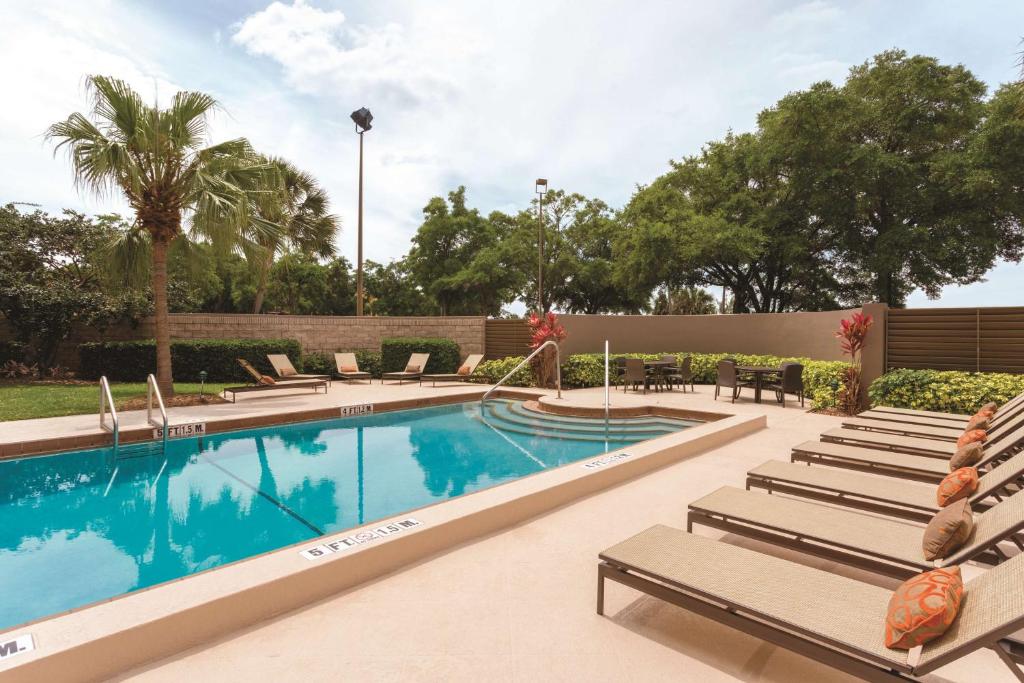 Embassy Suites by Hilton Orlando International Drive Icon Park