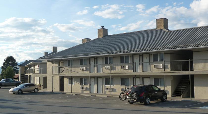Riverland Inn & Suites